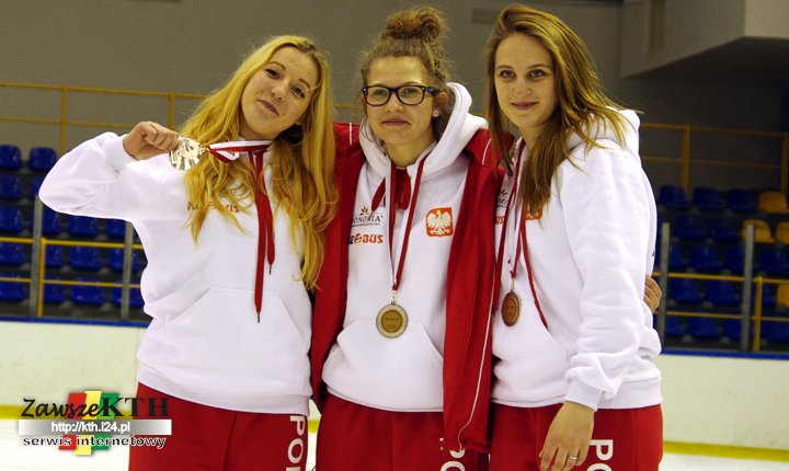 Aneta-Cygan-zkoleankami-z-MKHL_srebrny-medal-MSU18-kobiet
